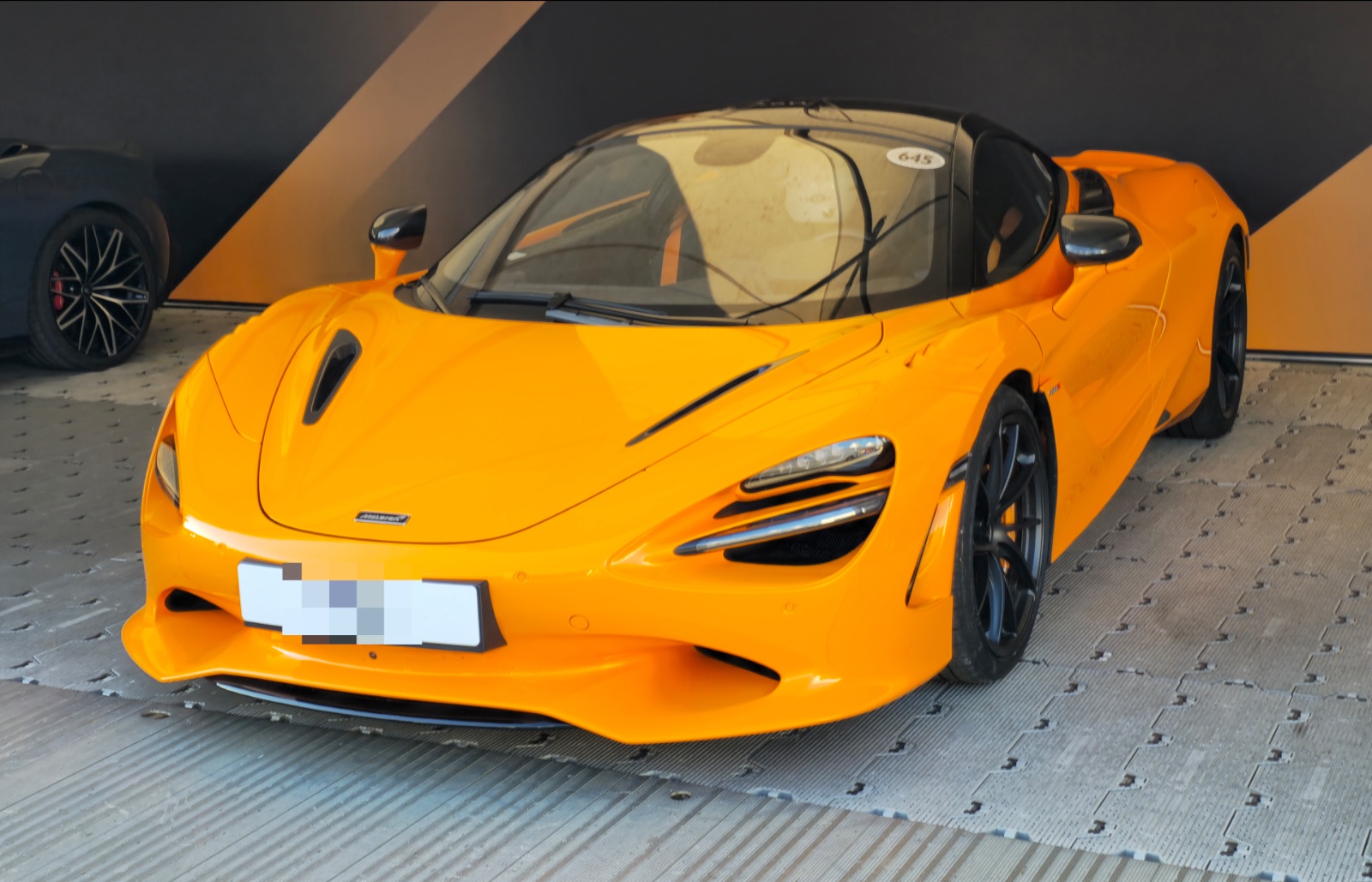 McLaren 750S. Photo: Calreyn88, CC BY-SA 4.0, via Wikimedia Commons; number plate blurred per our privacy policy.