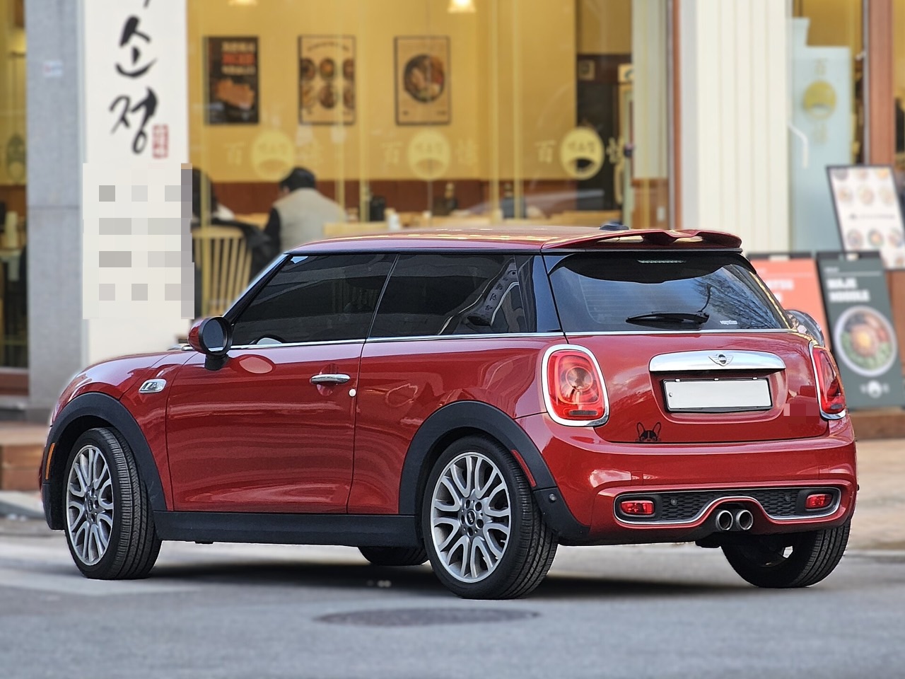 MINI Cooper. Photo: Damian B Oh, CC BY-SA 4.0, via Wikimedia Commons; number plates blurred per our privacy policy.