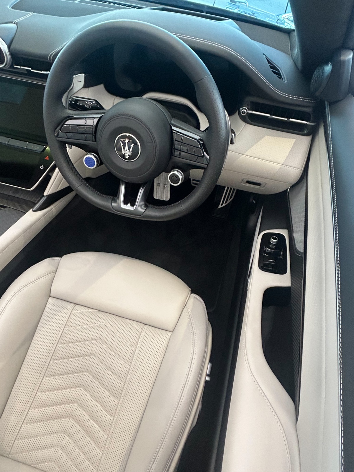 Inside the MC20: ivory and carbon. Photography: Queen of Cars.